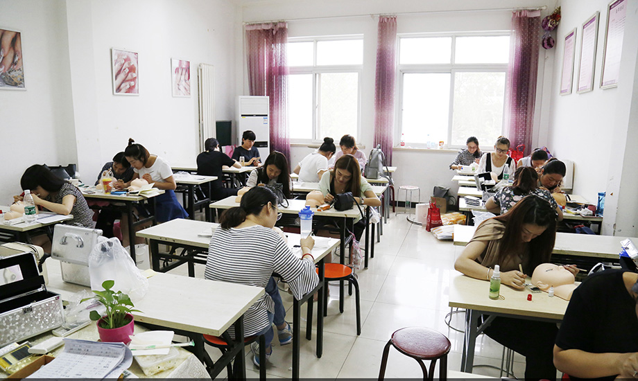 学生上课场景