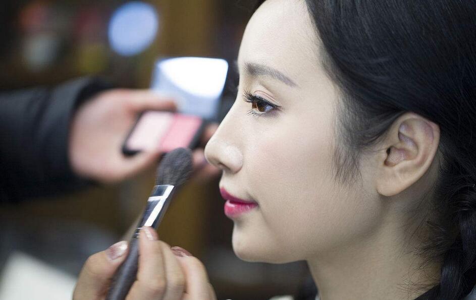 杭州化妆培训谈谈如何化妆才能彰显出个性和气质
