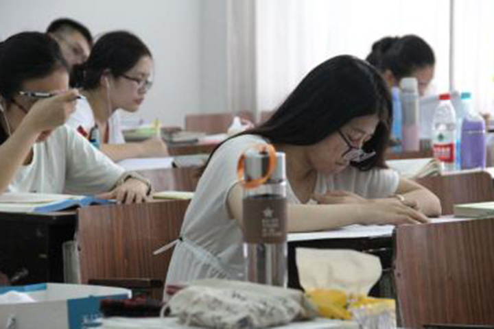 认真学习的学生