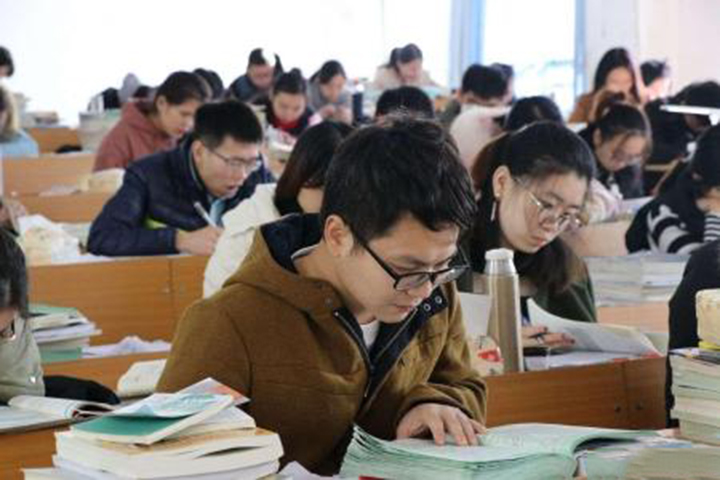 课堂上认真学习的学生