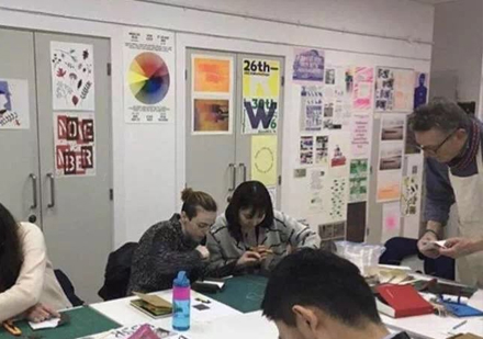 学员进行设计制作中