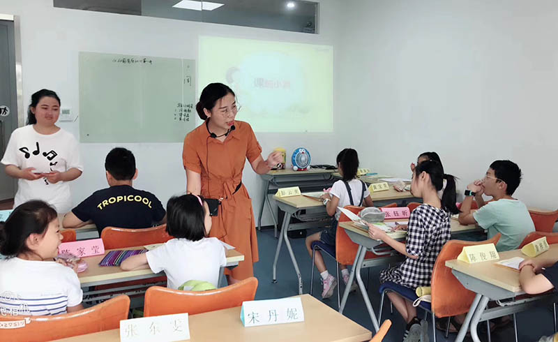 课堂上老师和孩子们的互动