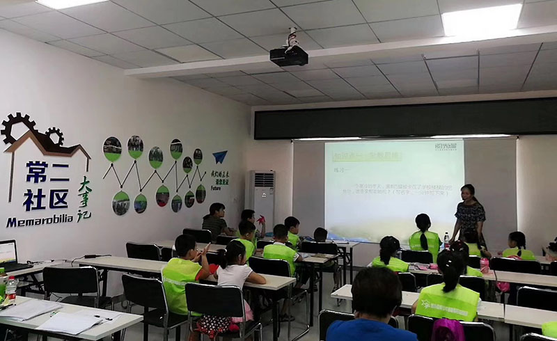 认真听讲的孩子们