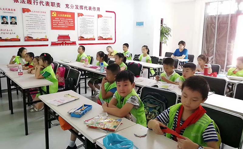 正在上课的同学们