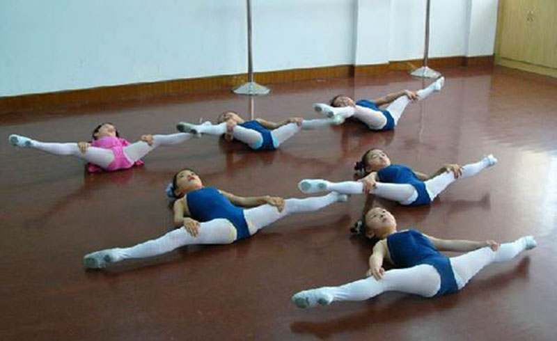 练习舞蹈基本功的孩子们
