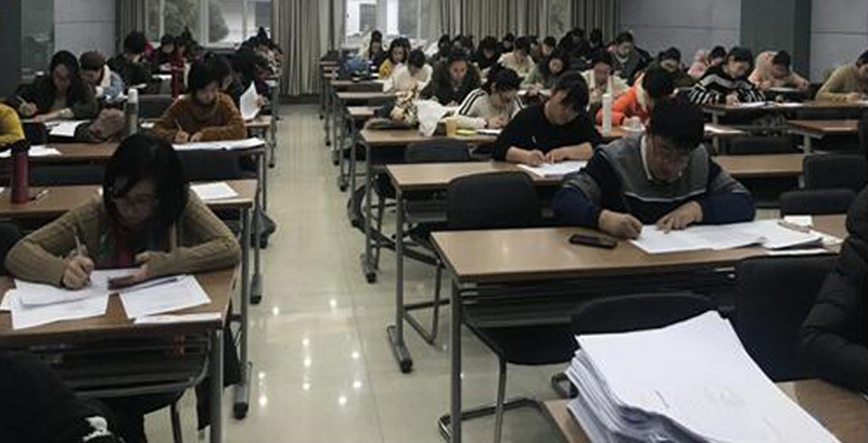 万通考研学员认真答题考研测试