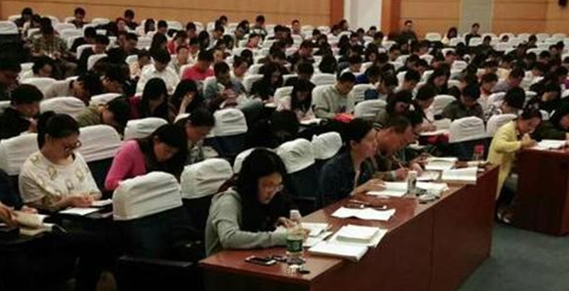 万通考研学员认真学习课程