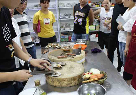 北京品味轩餐饮学校老师为学员进行课程讲授