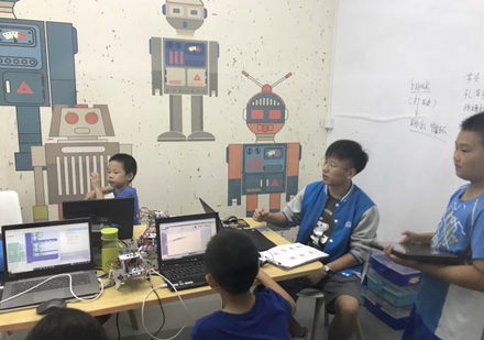北京瓦力工厂少儿编程课堂授课场景