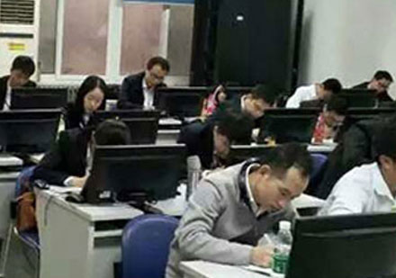 北京北大青鸟航天桥校区学员课堂学习场景