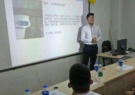 北京北大青鸟航天桥校区老师为学员进行课堂讲授