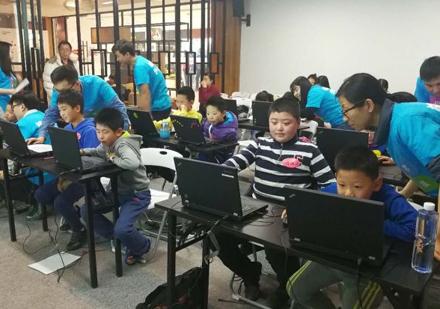 北京极客晨星少儿编程学校老师指导学生学习状态