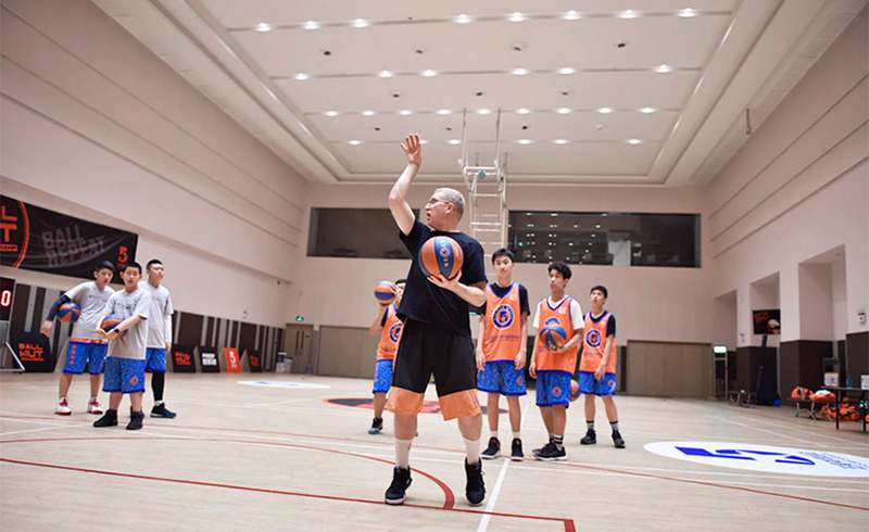 北京五星体育运动，课堂上老师演示投篮动作。