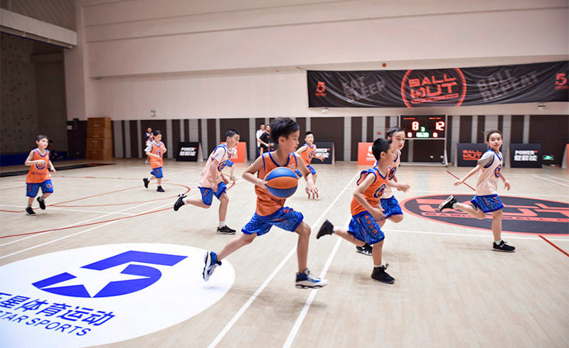 北京五星体育运动，篮球场上的小健将。