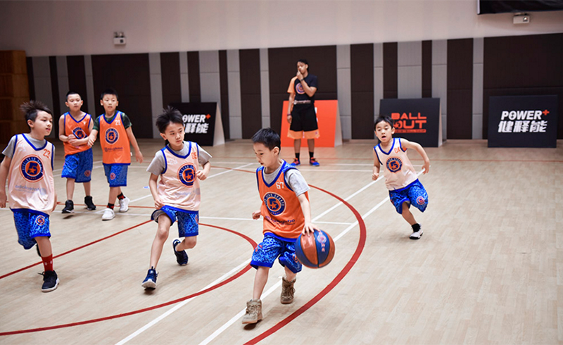北京五星体育运动，篮球场上学生风采。