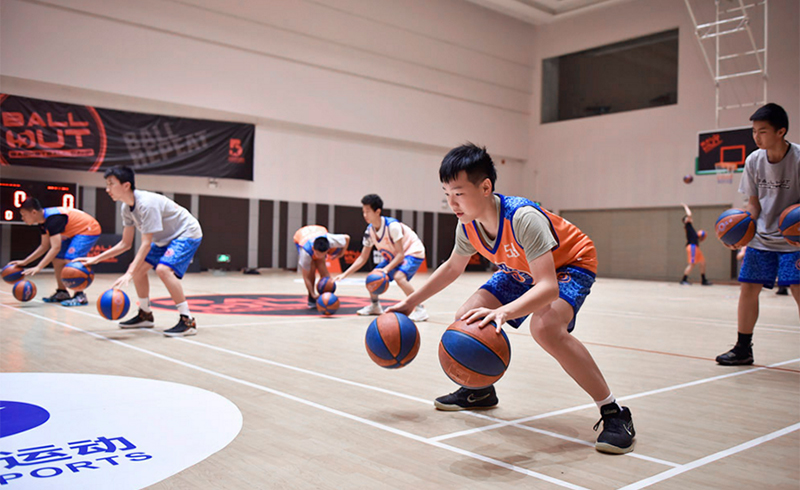 北京五星体育运动，校区学员运球练习。