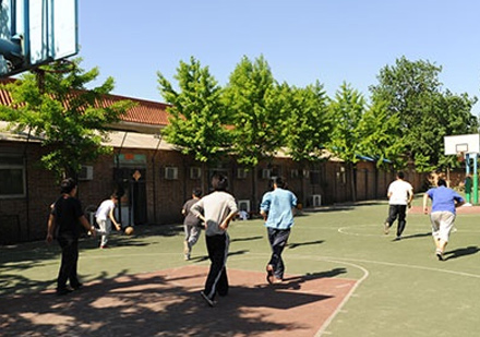 北京新亚中学国际部篮球场环境