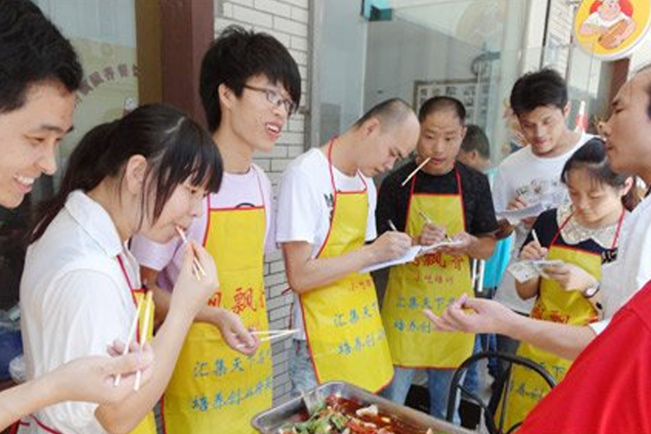 学员热情学习烤鱼中