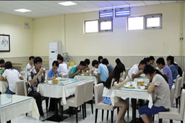 学员在我们的食堂吃饭