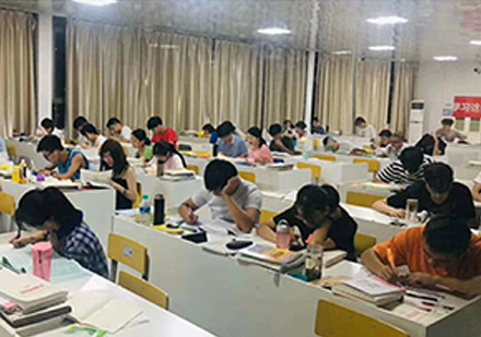 九江中公考研校区学员课堂上课场景展示