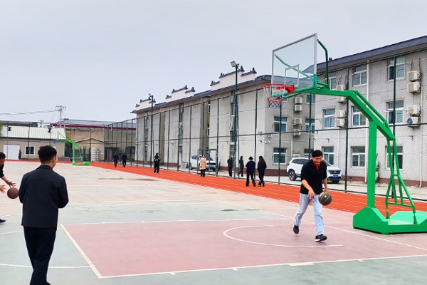 机构操场环境