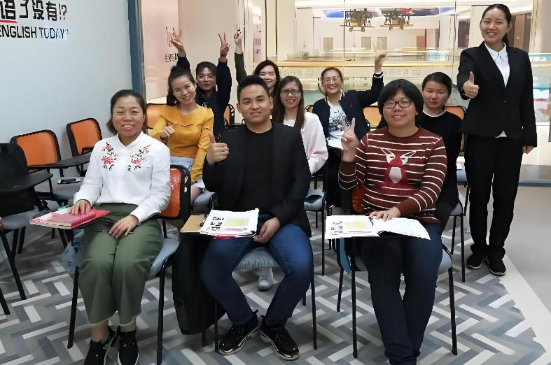 老师学员合影留念场景