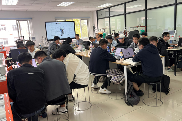 程控教育校区学员上课场景展示