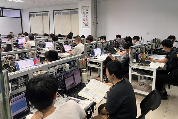 程控教育校区学员上课场景展示