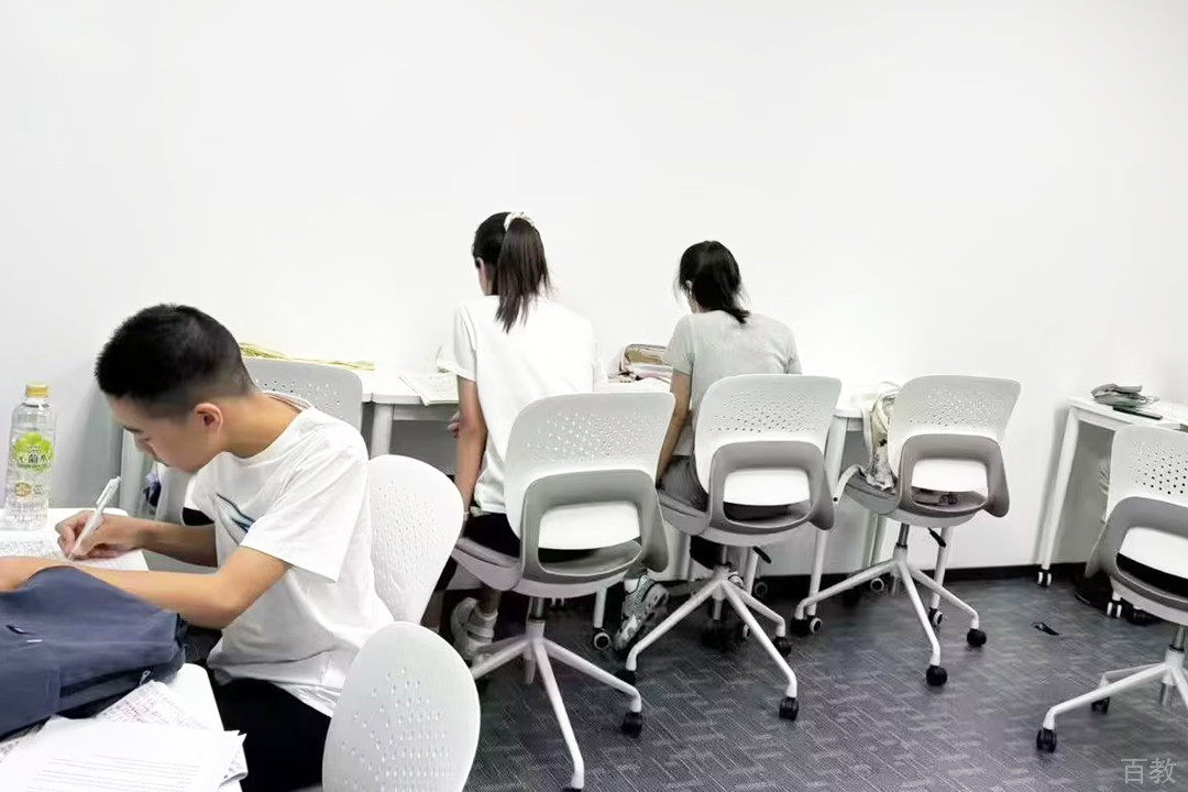 机构学员自习情景