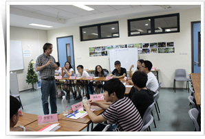 学生凭语言成绩和课程学分通过美国开放式转学系统，可直接申请到