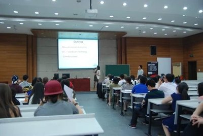 学院师资均来自上海外国语大学，具有丰富的外语教学经验。学院针