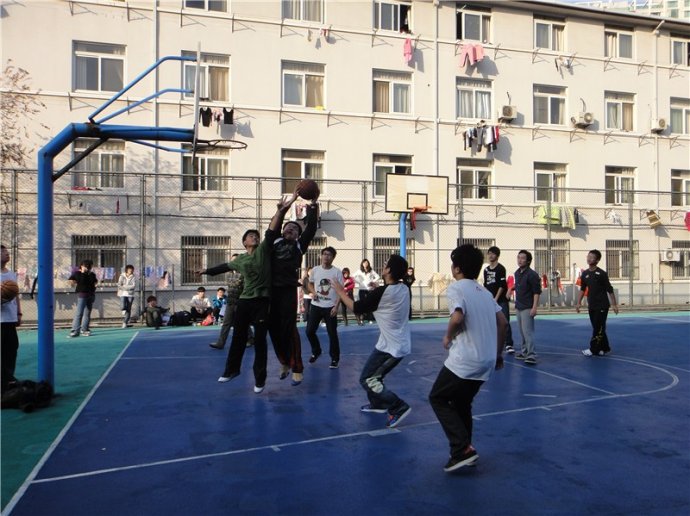 交大留学桥的学生在交大学徐家汇运动场举办了一年一度的秋季运动
