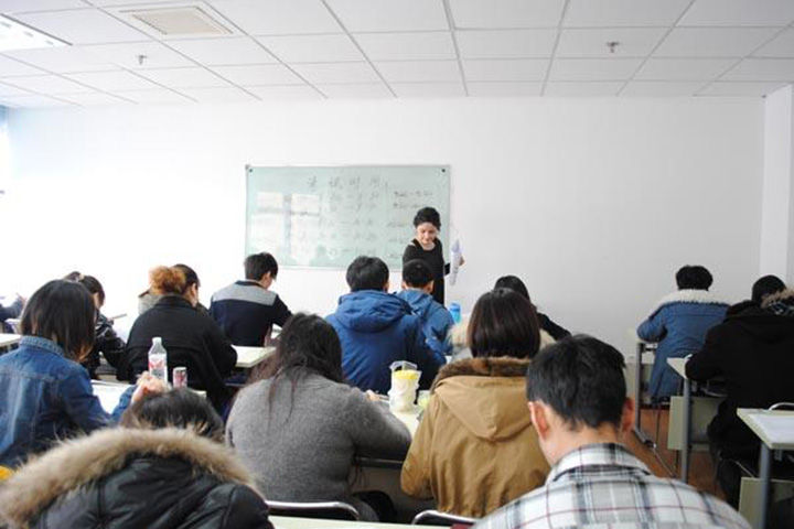 同学们正在上课