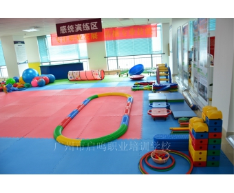 启鸣职业学校感统上课教室