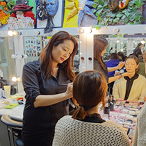 学校教学现场老师正在为学员化妆