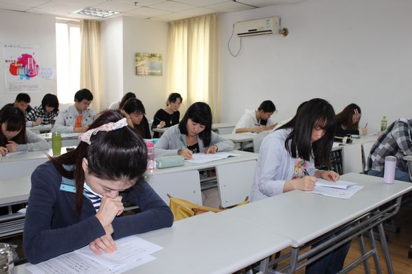 昂立的同学们正在写作业