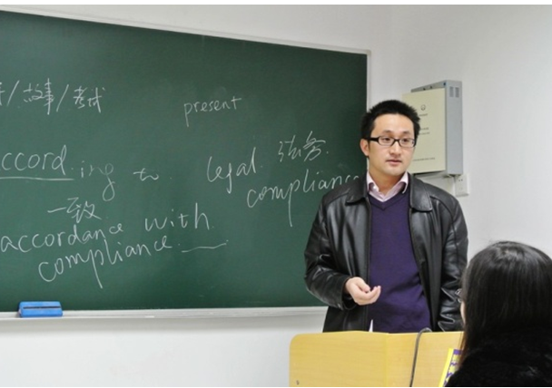 上海昂立外语的老师正在讲课