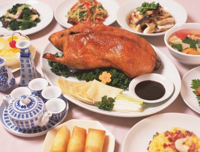 厨师指导学员烹饪操作