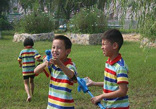 李阳疯狂英语小学生全封闭夏令营