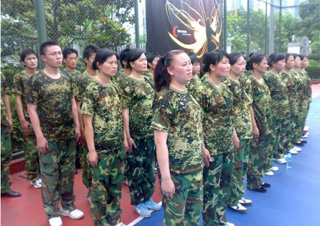 企业军训核心价值解析：执行力与团队塑造双提升