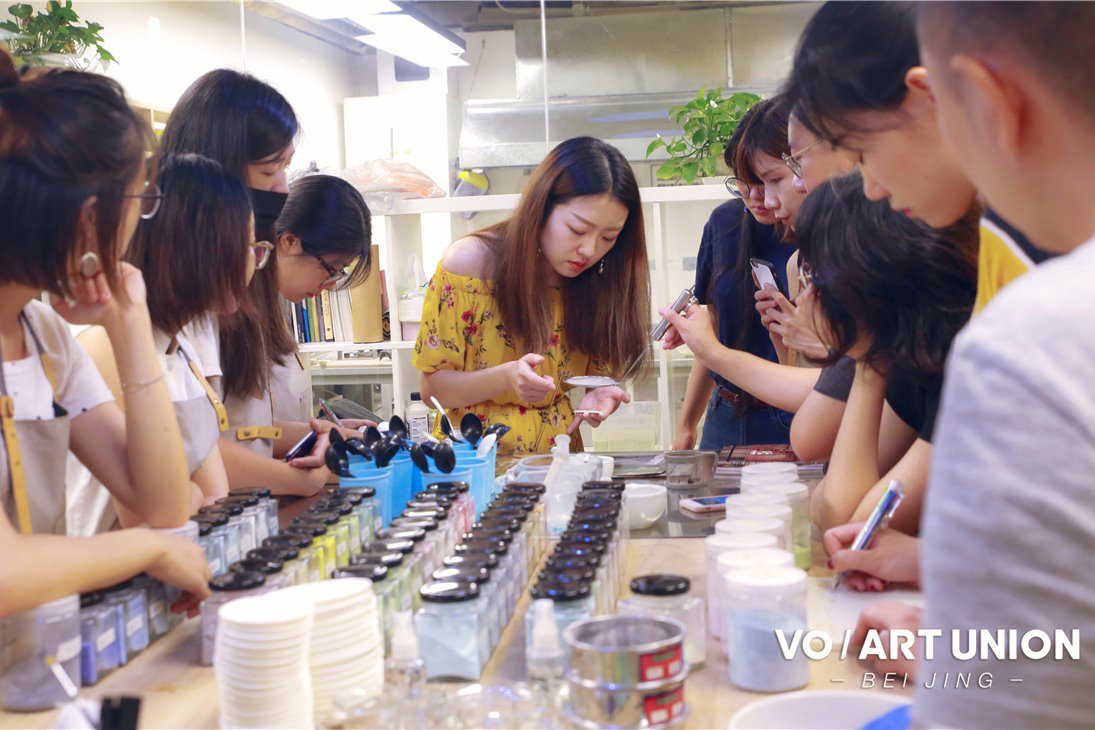 老师讲的很详细 学生听的很认真