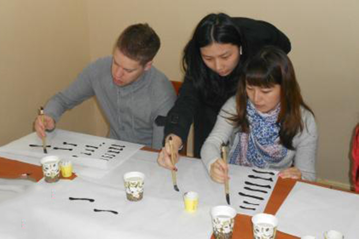 学员练习汉字情形