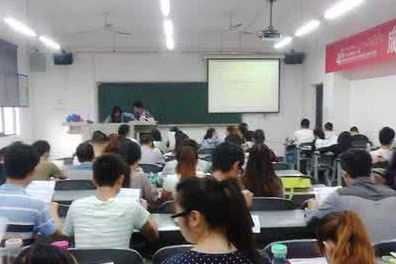同学们正在上课