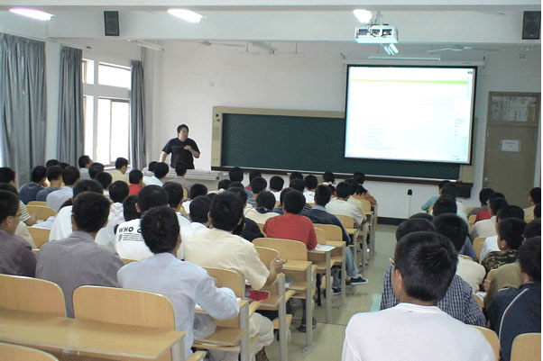 同学们正在上课