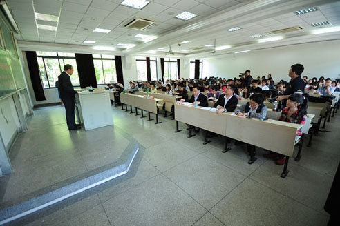 同学们正在专心的听导师讲课