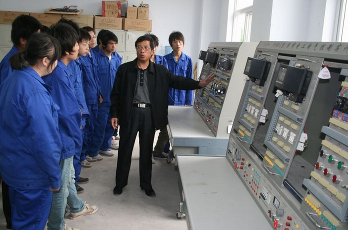 电工实操教学现场