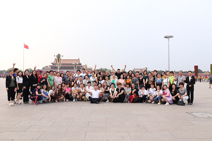 喜颐健三周年庆典学员参观天安门广场