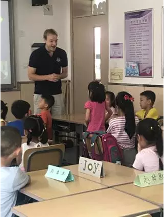 学生参与绘本互动场景