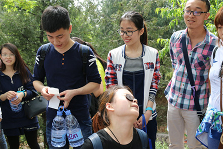 学尔森脸贴饼干游戏