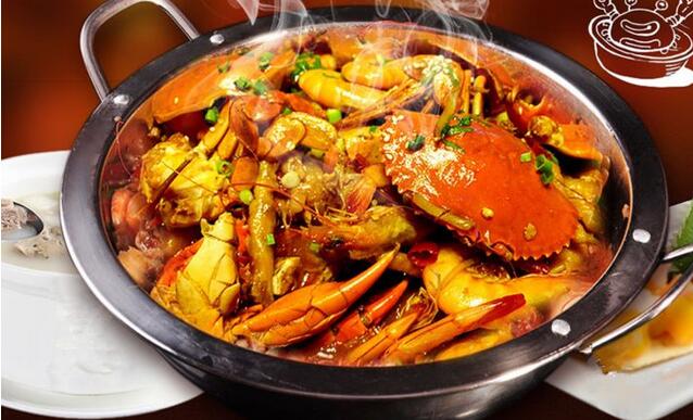 肉蟹煲制作现场